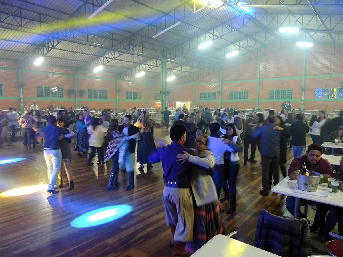 Sulcredi comemora Dia do Agricultor com baile para cooperados