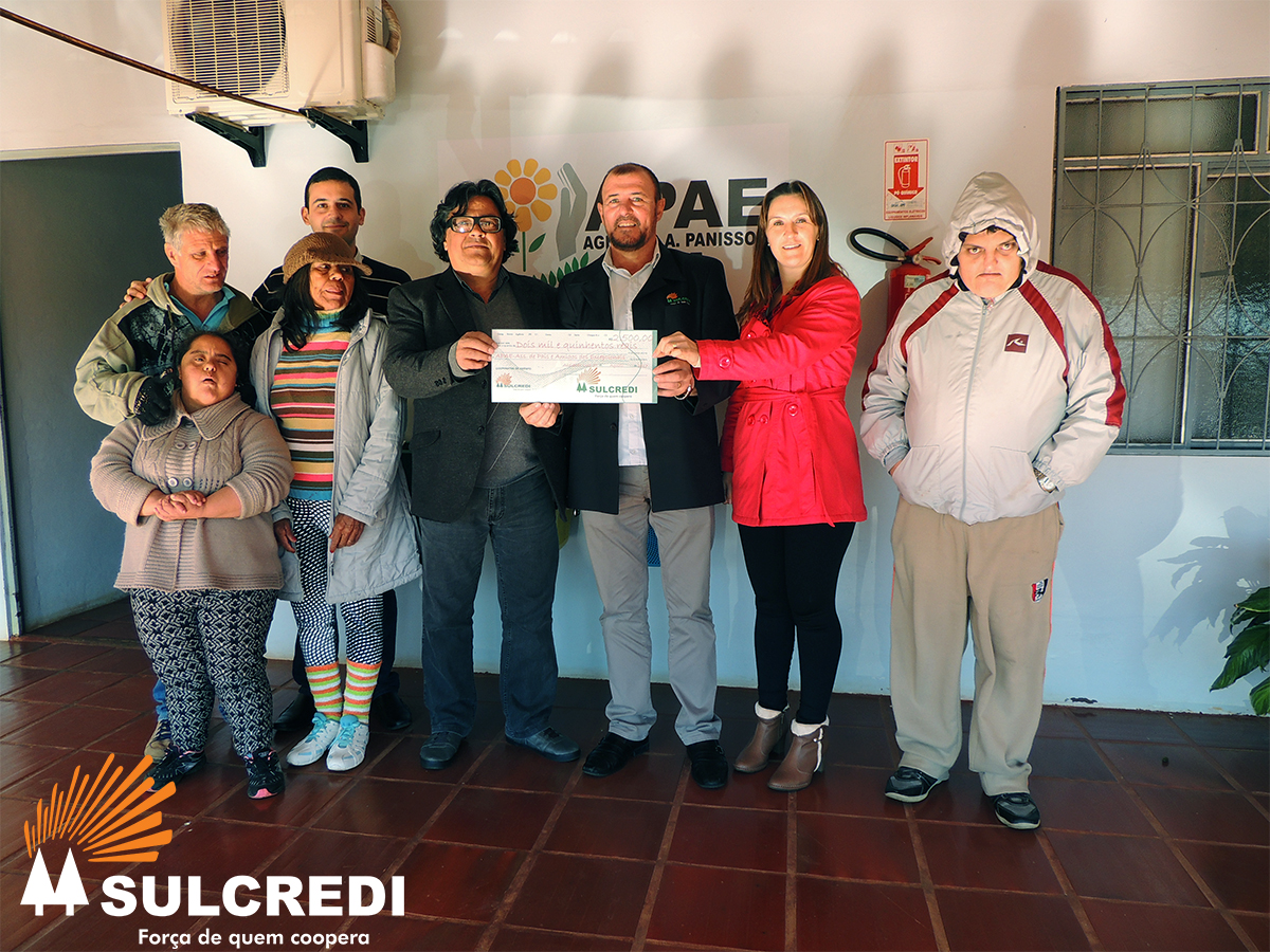 Sulcredi entrega cheque na Apae