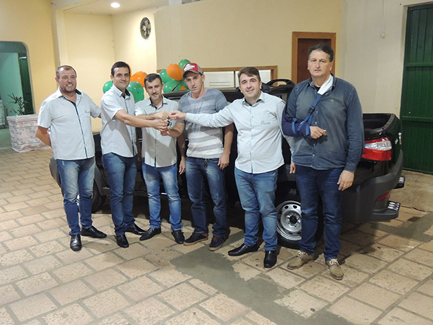 Sulcredi entrega três carros da campanha de prêmios