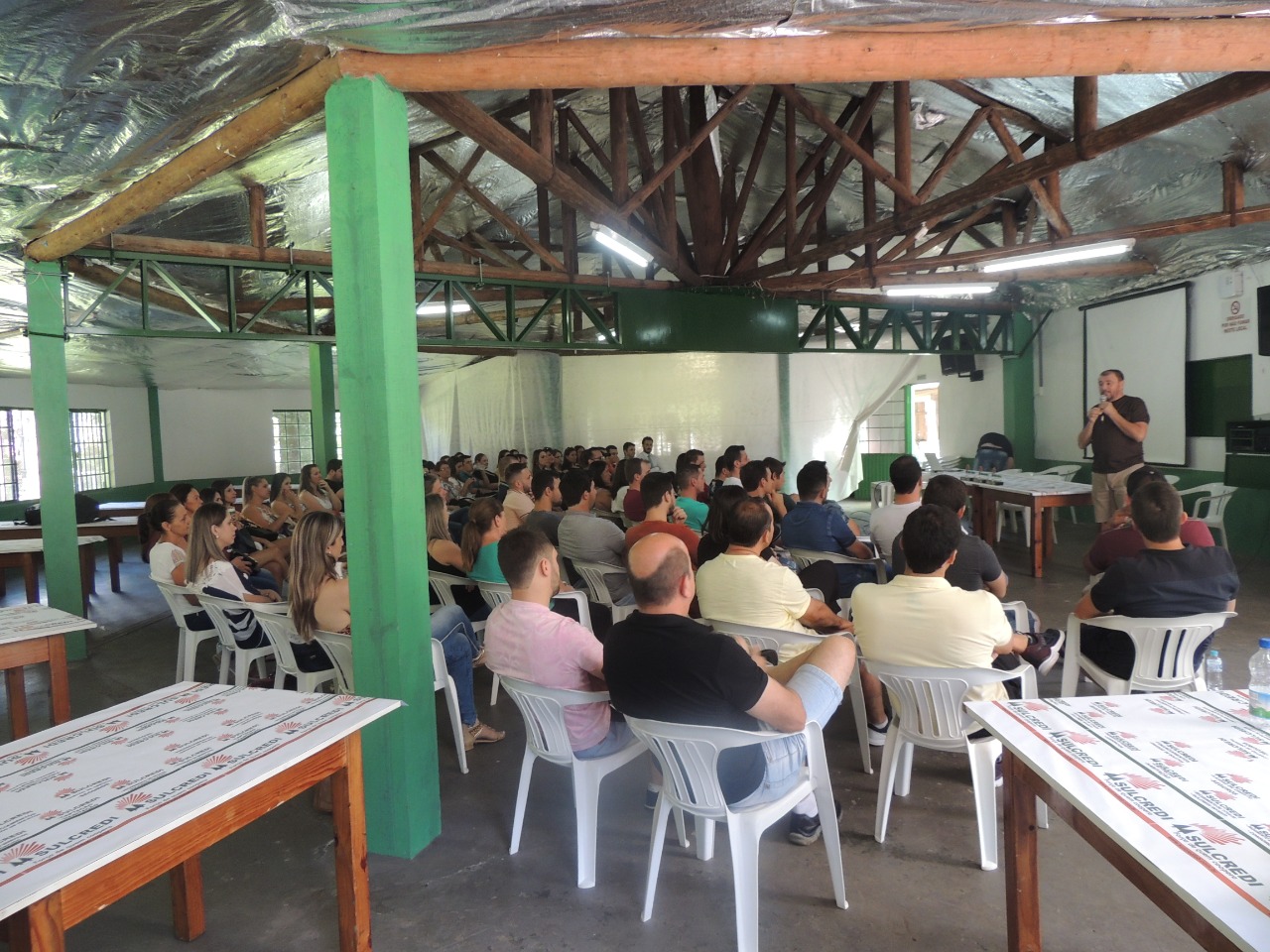 Sulcredi realiza reunião de avaliação e motivação com os funcionários