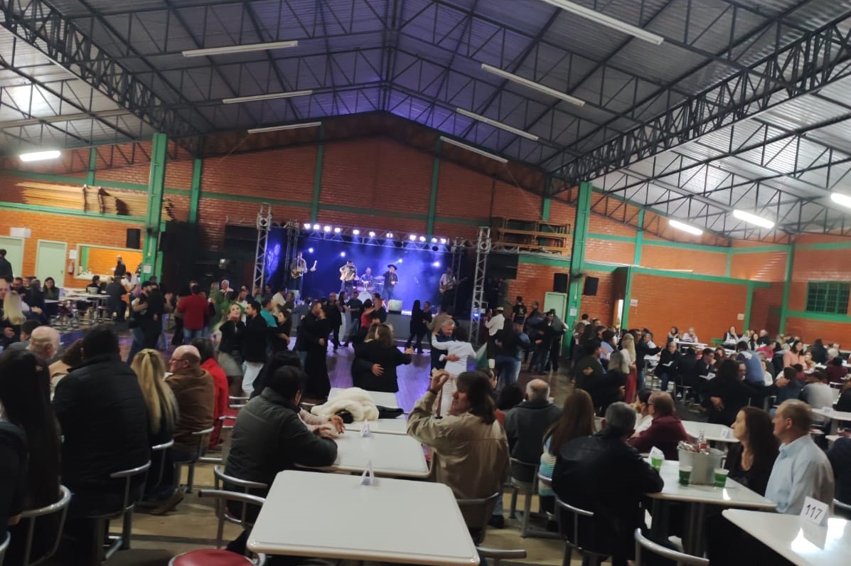 Com casa lotada Sulcredi realiza baile para comemorar 27 anos de fundação