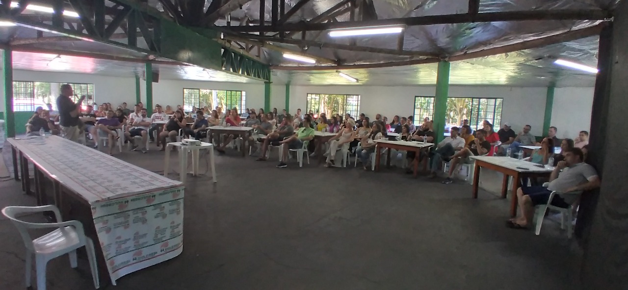 Sulcredi realiza reunião de alinhamento e confraternização com funcionários
