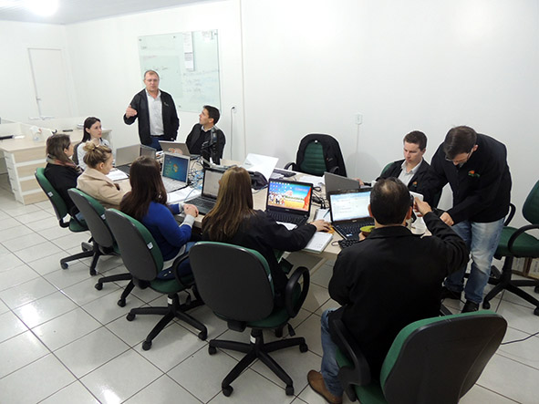 Sulcredi capacita colaboradores em sistema de cadastro