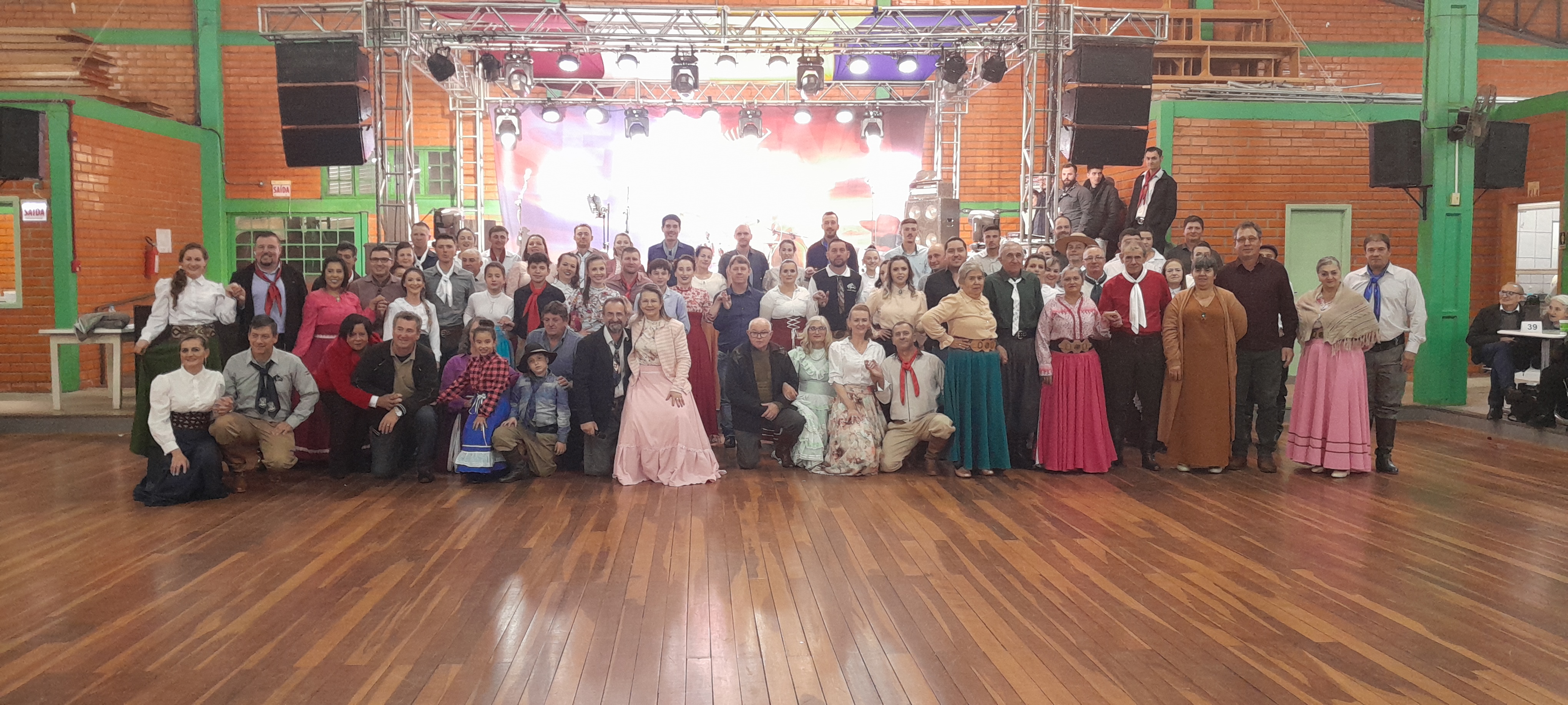 Sulcredi realizou formatura do Curso de Dança durante o baile do Dia Internacional do Cooperativismo