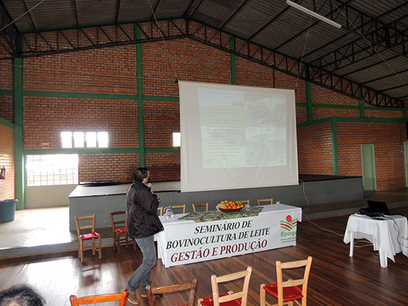 Sulcredi sedia Seminário de Bovinocultura de Leite