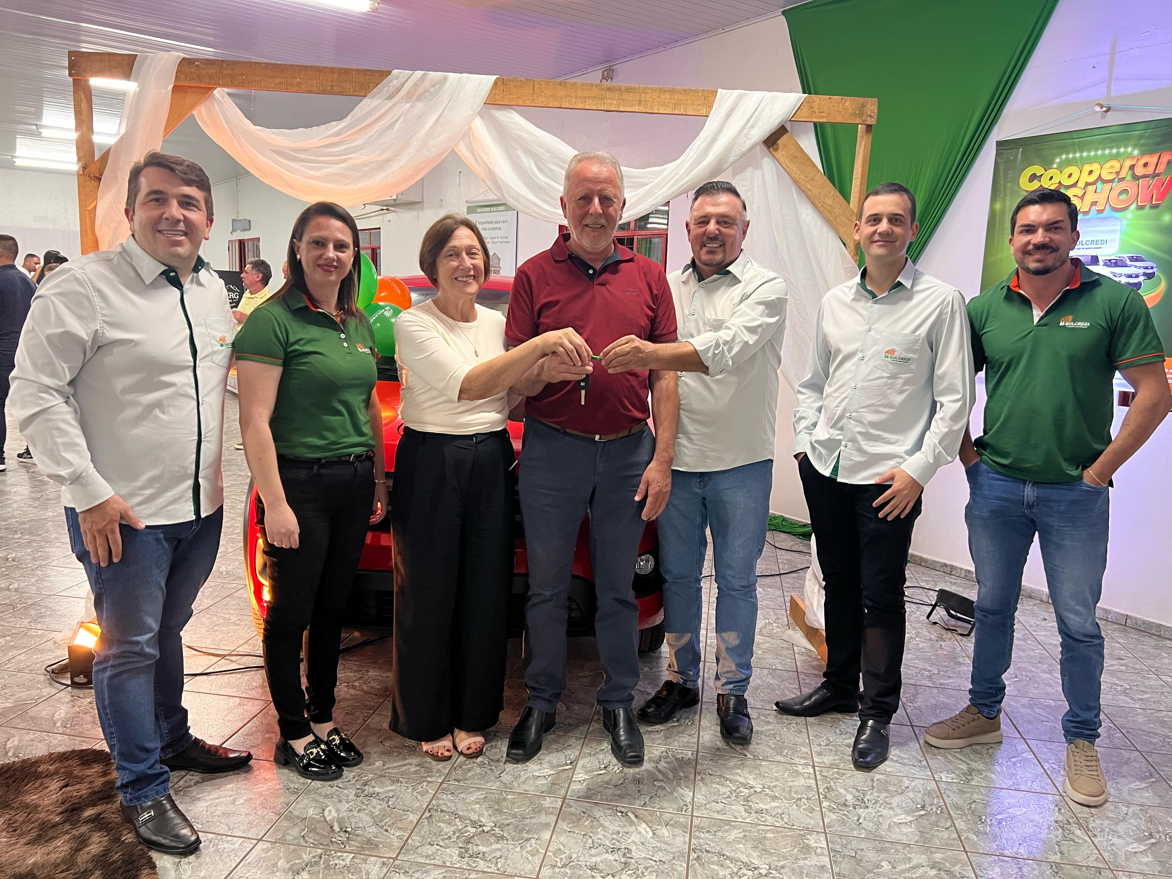 Sulcredi entrega prêmio da Campanha 'Cooperar é Show 2024'