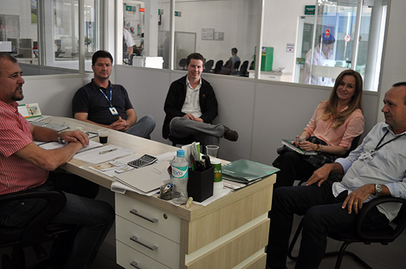 Sulcredi recebe BRDE para avaliar construção de aviários