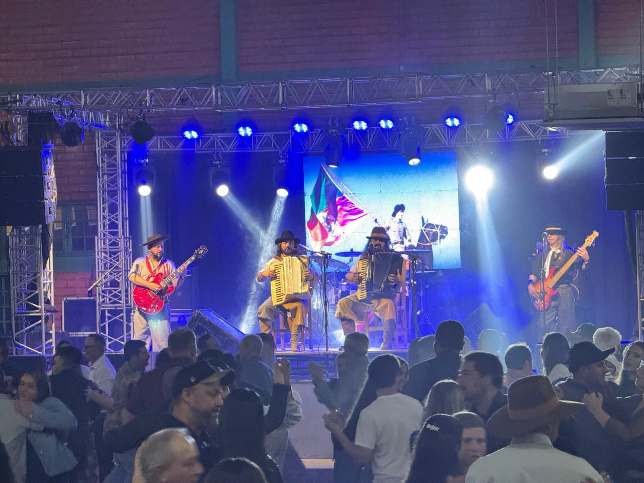 Sulcredi realizou grandioso baile em comemoração aos 30 anos