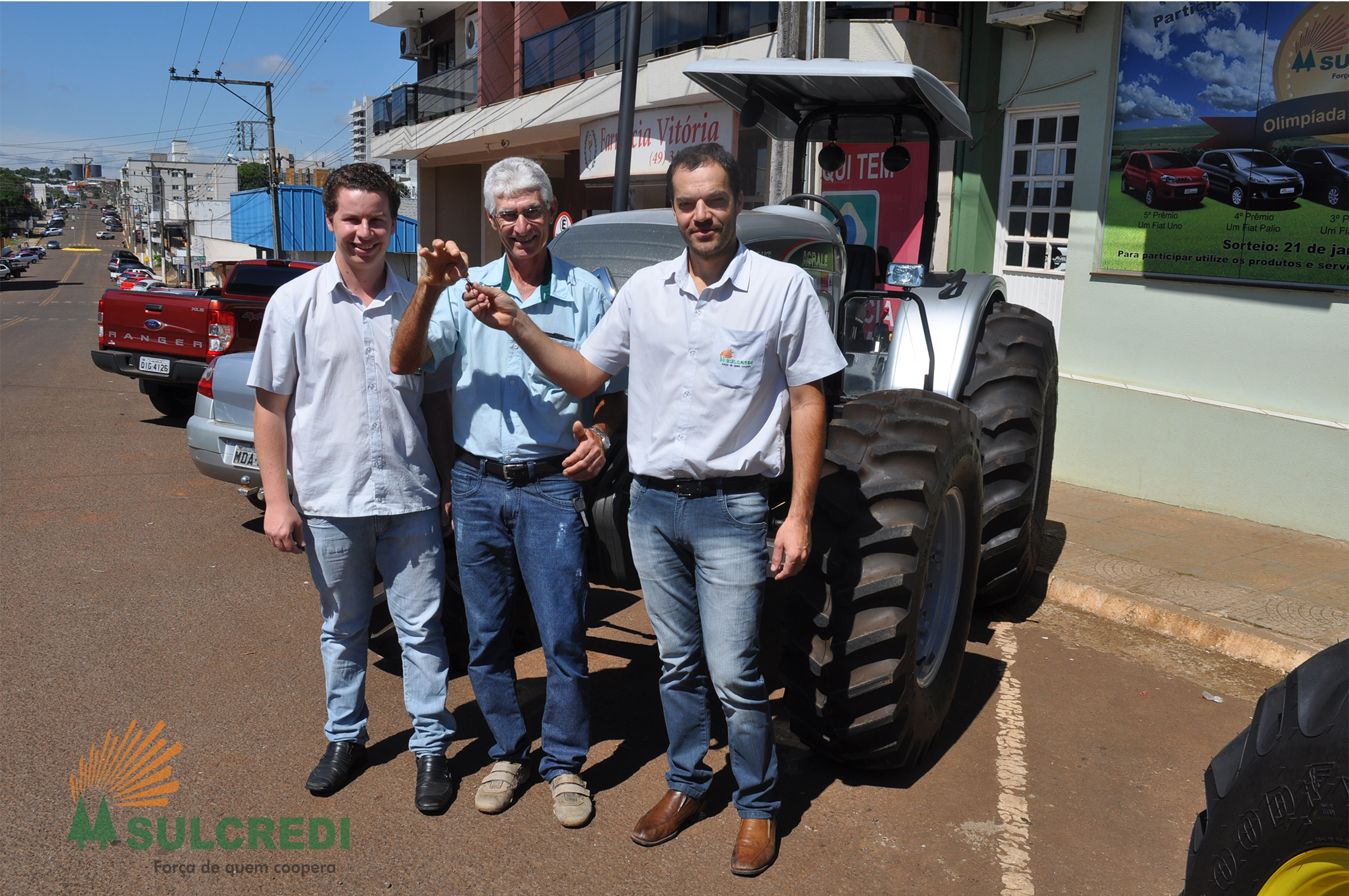 Sulcredi entrega trator a cooperado