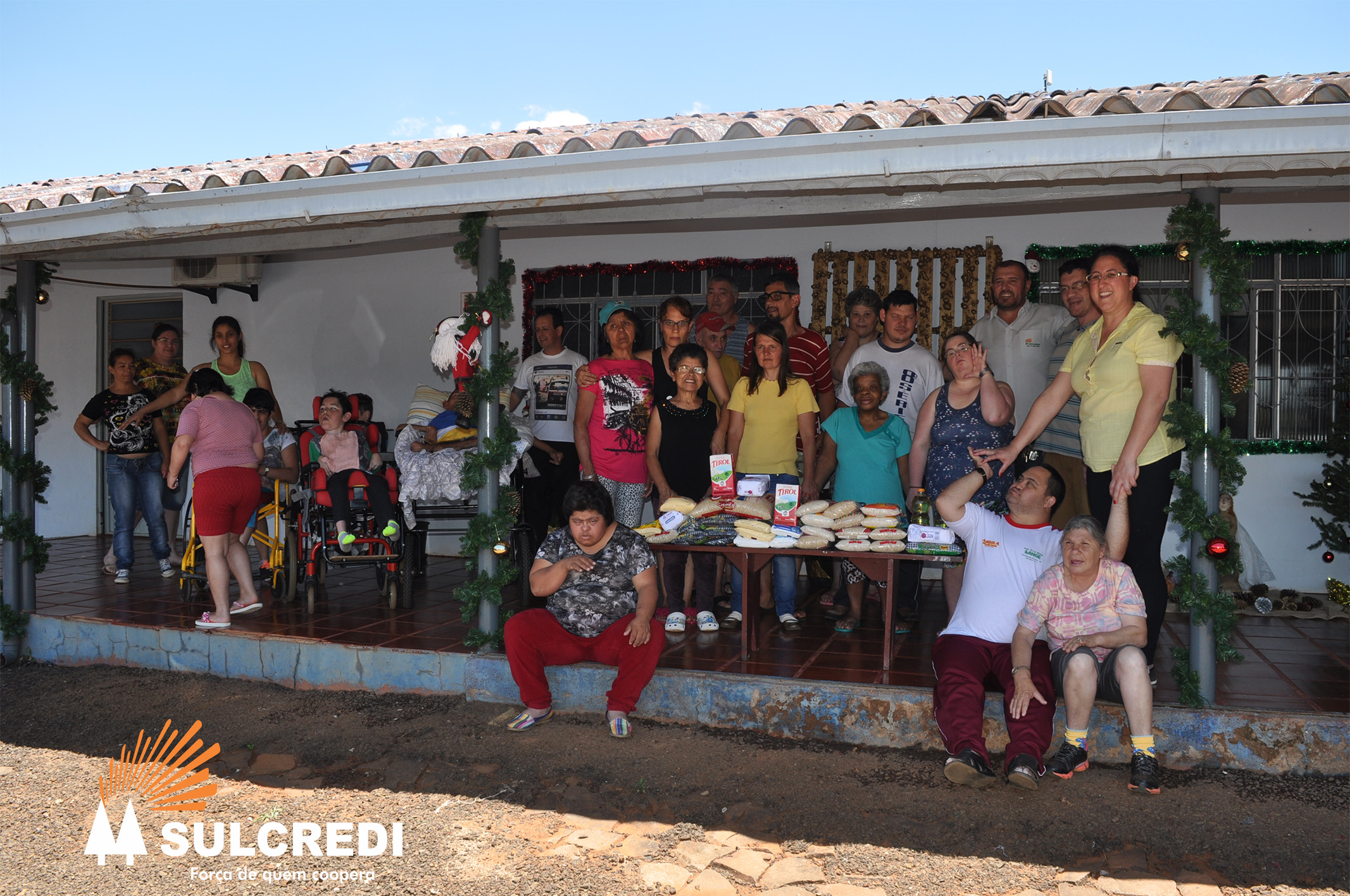 Sulcredi entrega alimentos para a Apae