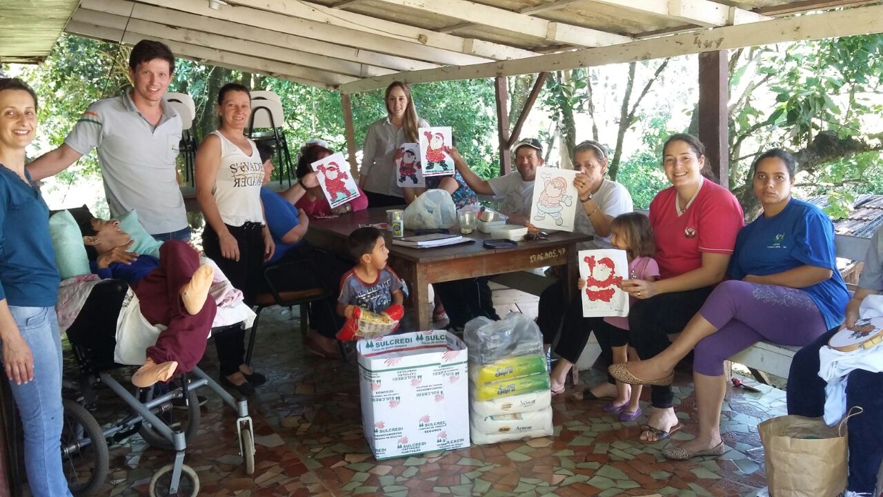 Sulcredi entrega doações à Apae de Passos Maia