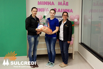 Cooperados recebem cestas da campanha Minha Mãe Minha Rainha